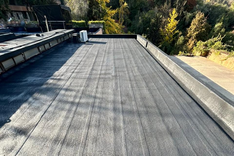 Obra real: membrana de caucho proyectada aplicada sobre una cubierta